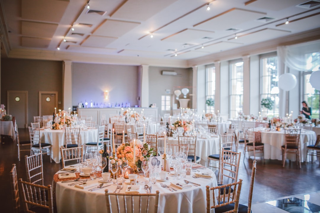 table-settings-in-room-oavqa8hqvwi
